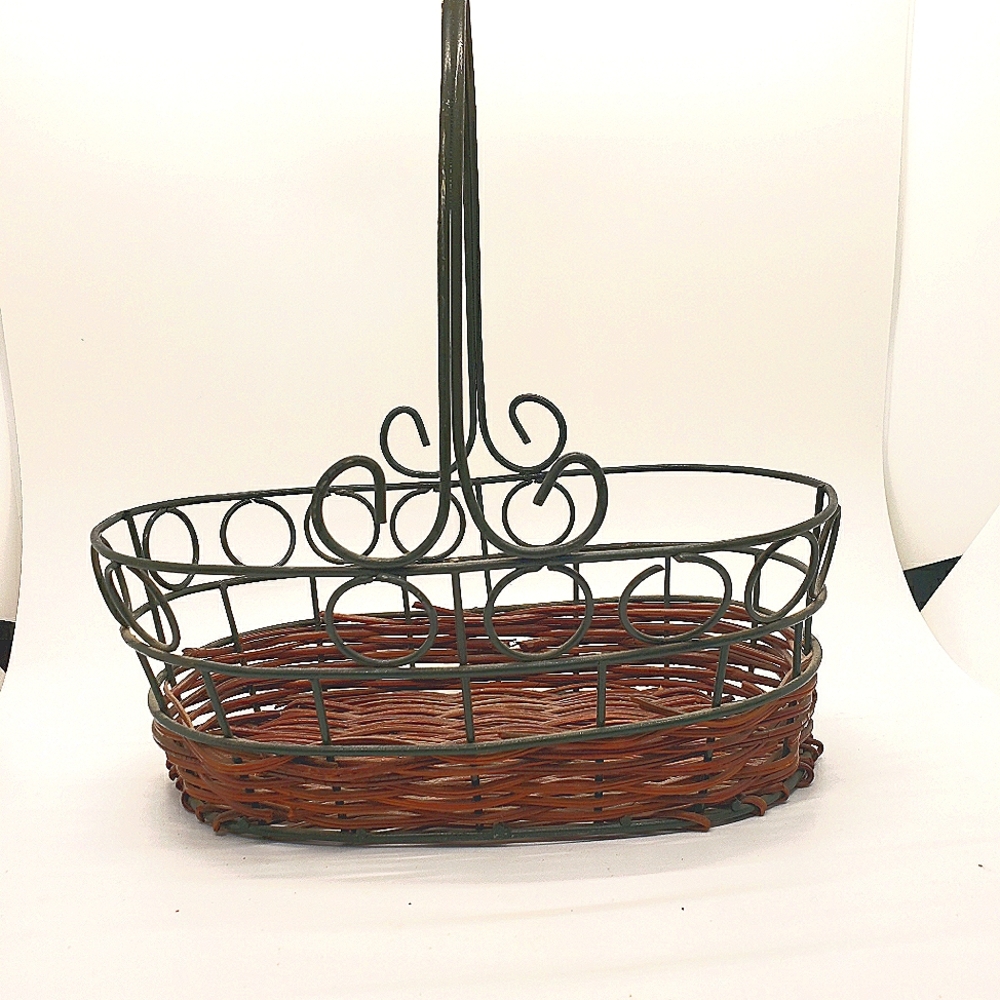Vtg Green Metal & Wicker Oval Shape Basket Circle